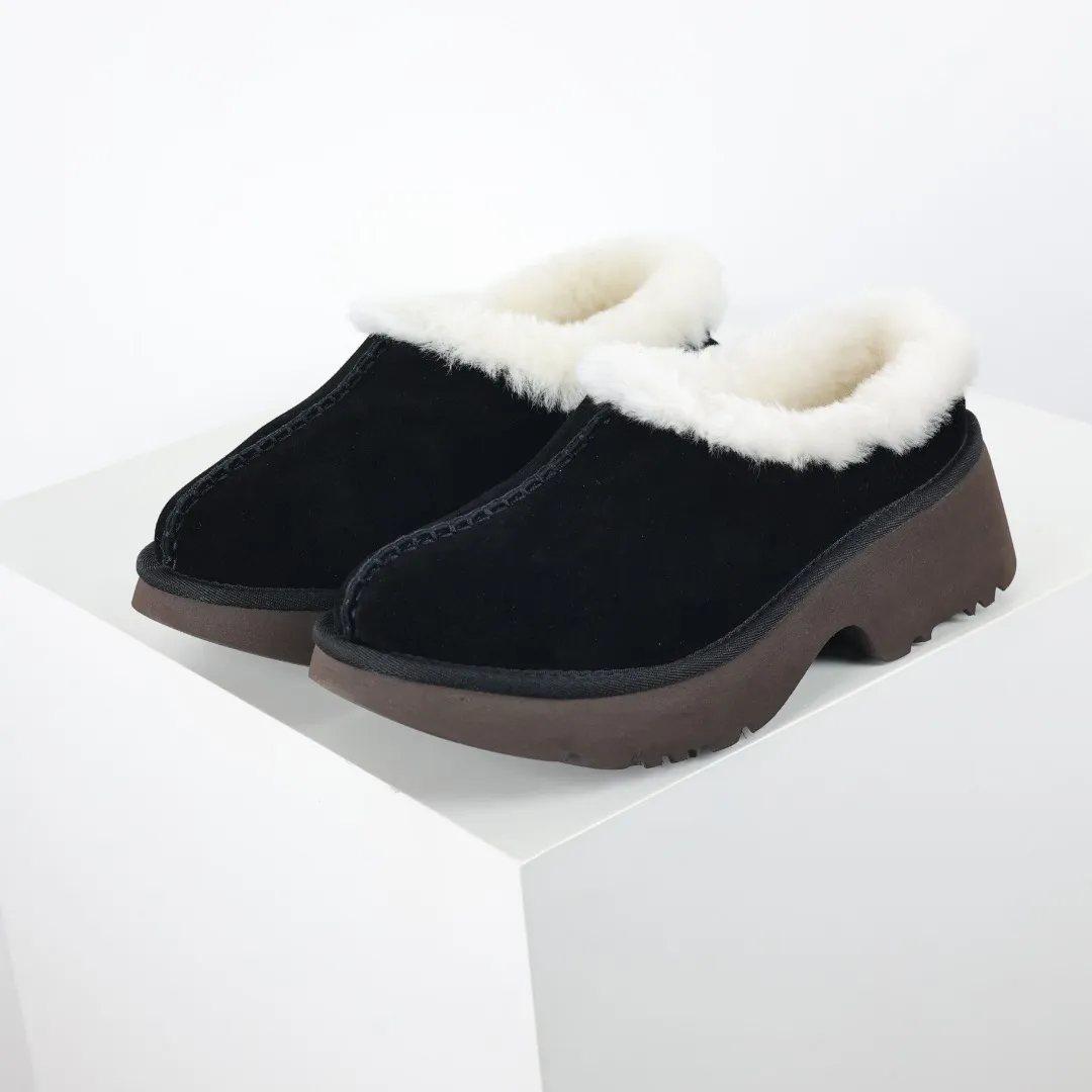 Pick up locally 💰560 Core recommended good price It is a very suitable choice for home use. In recent years, uug has launched a series of styles, which are partially geared towards the preferences of young consumers and have also moved to the forefront of fashion trends. Shoe body material: water-repellent coated suede upper, 17 mm UGGPURE™ implantable wool insole, lightweight non-slip and comfortable rubber outsole, with brand LOGO and trademark, with full packaging Size: 35 36 37 38 39 40